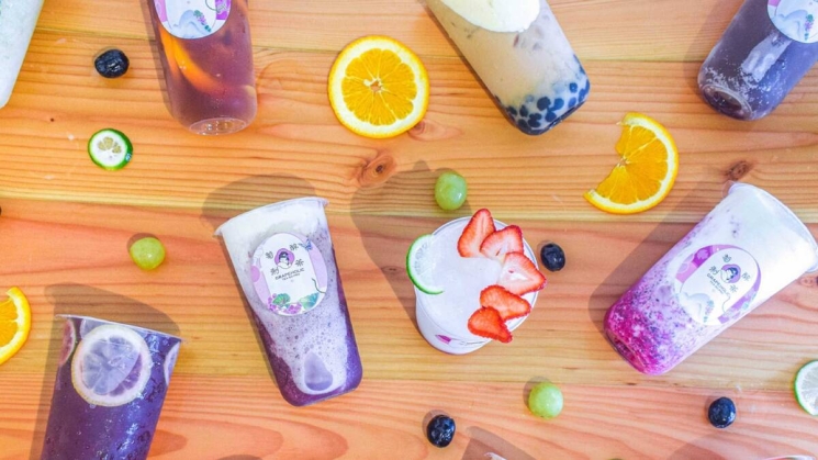 Try a fruity boba drink at Grapeholic. Photo courtesy of Uber Eats. 