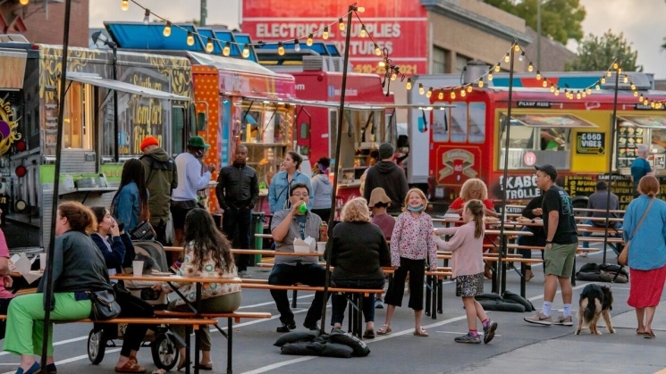 Off the Grid at the Oakland Museum of California. Photo courtesy of Funcheap. 