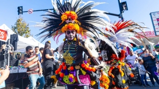 Enjoy Oakland’s Día de los Muertos with art, food, and music. Photo courtesy of The Oaklandside. 