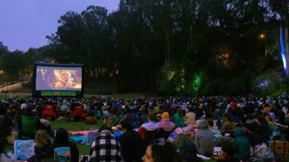 Watch a film under the stars in San Francisco. Photo courtesy of San Francisco Park Alliance.