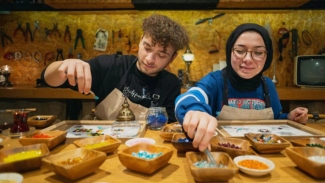 Turkish mosaic lamp workshops make a unique date night near BART. Photo courtesy of Giftory.